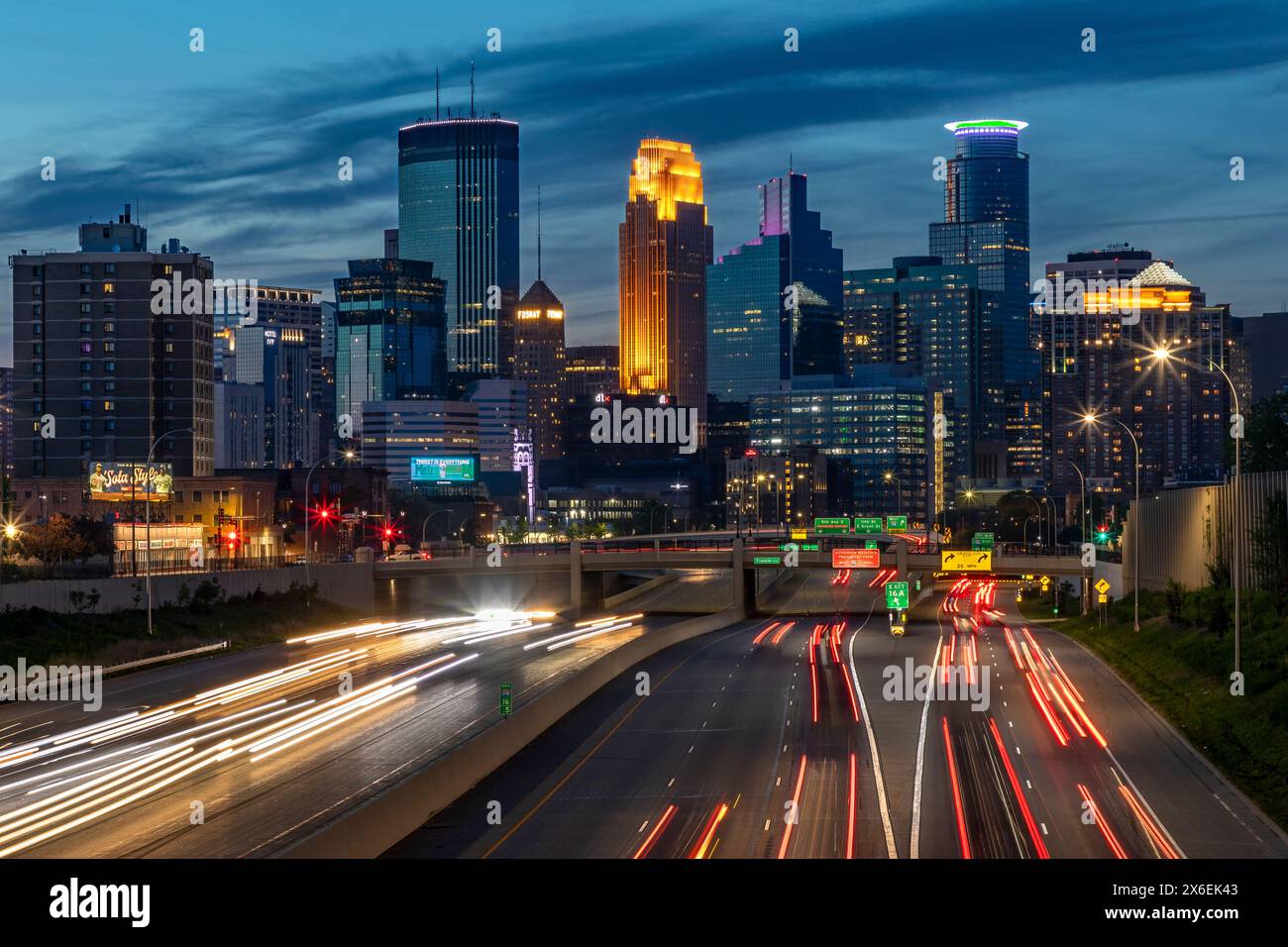 Le luci dello skyline di Minneapolis si animano in Minnesota quando la luce del giorno si affievolisce e una città affollata aggiunge vivacità a questa crescente città del Midwest Foto Stock