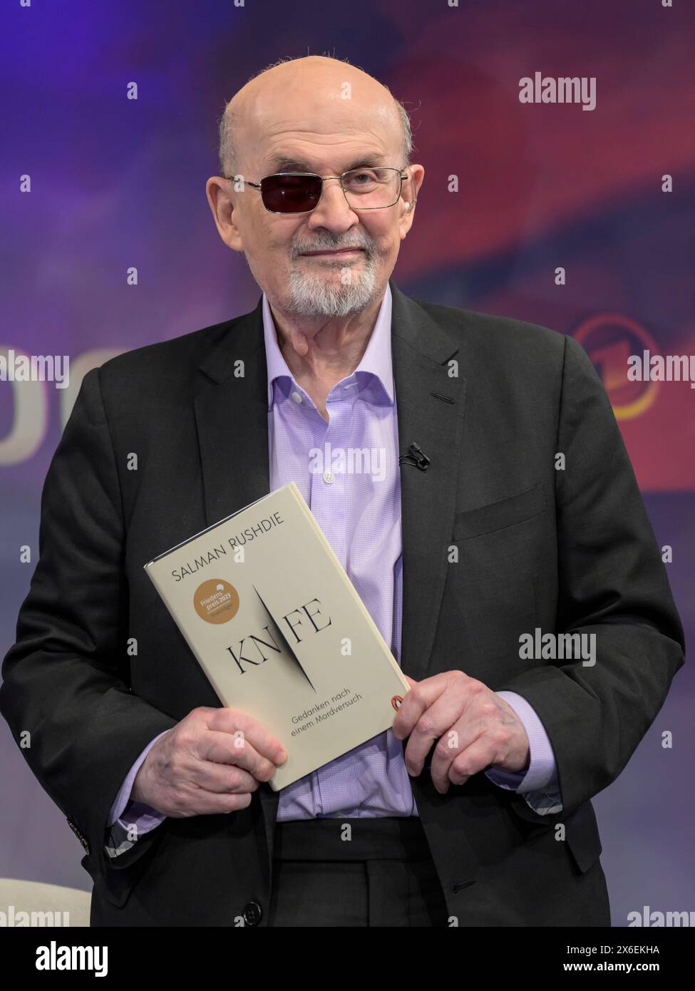 Berlino, Germania. 14 maggio 2024. Sir Ahmed Salman Rushdie CH, scrittore indiano-britannico, libro - coltello, ospite a - maischberger, discorso politico, TV, formato, con presentatrice - Sandra Maischberger, Das Erste, 14.05. 2024, credito: HMB Media/Alamy Live News Foto Stock