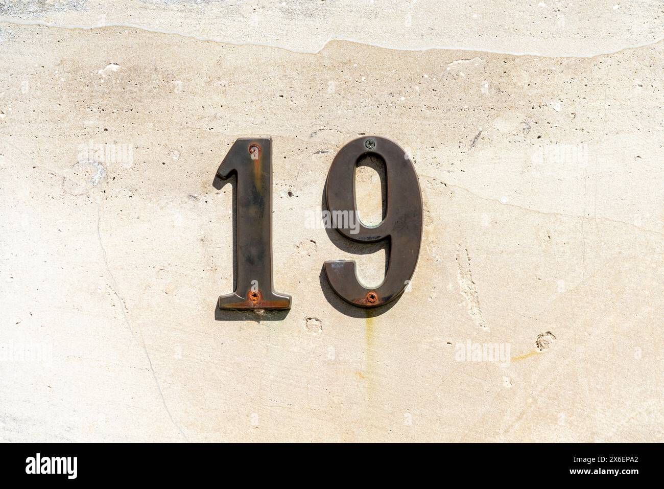 Il numero 19 è fissato a fondo in pietra Foto Stock