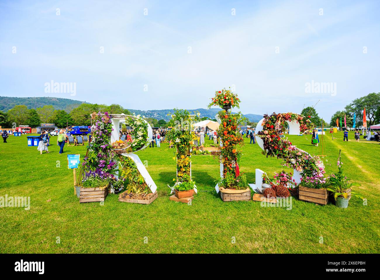 RHS Letters installation by Flowers from the Farm al RHS Malvern Spring Festival presso il Three Counties Showground di Malvern Foto Stock