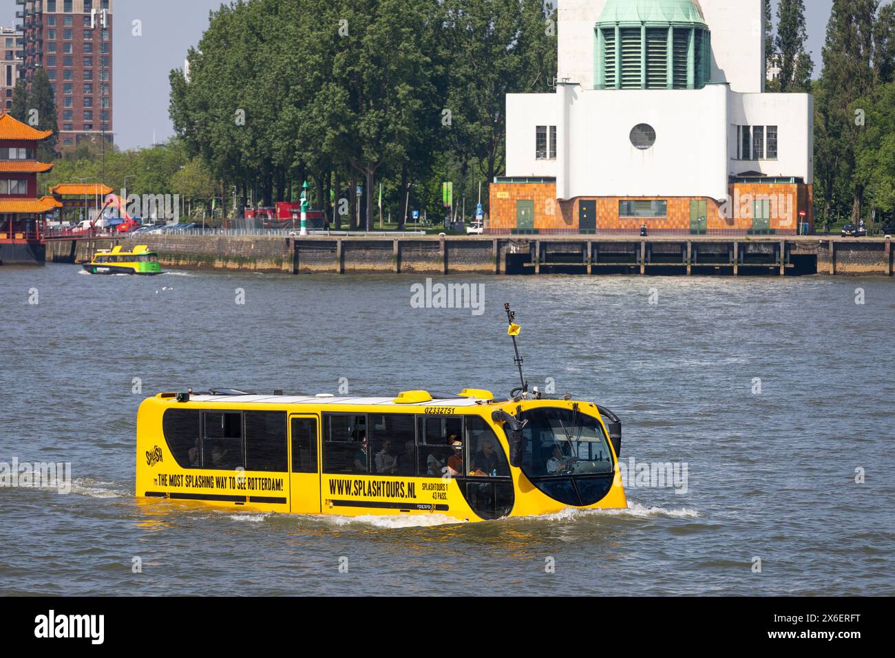 Autobus anfibio che naviga nel porto di Rotterdam durante un viaggio in città e sul fiume Mosa Foto Stock