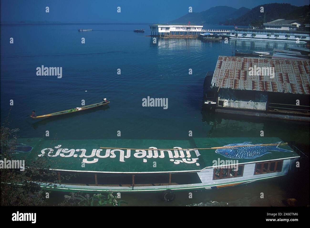 Barca nel porto con laotiano sul tetto, diga di Ang Nam Ngum, fiume Nam Ngum, provincia di Vientiane, Lao Foto Stock