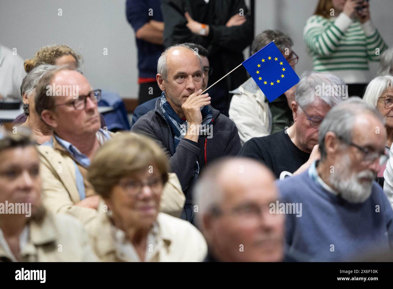 Camon, Francia. 14 maggio 2024. Le persone detengono bandiere UE mentre partecipano a un partito socialista francese (PS) e organizzano una riunione Publique per le elezioni europee nel corso di una riunione, in vista delle prossime elezioni europee, a Camon, vicino ad Amiens, nella Francia settentrionale, il 14 maggio, 2024. foto di Raphael Lafargue/ABACAPRESS. COM credito: Abaca Press/Alamy Live News Foto Stock
