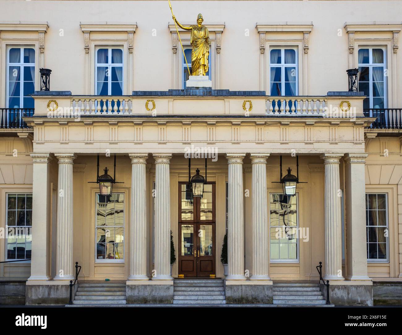 Statua dorata di Atena, Dea della saggezza fuori dall'Athenaeum Club, 107 Pall Mall, Londra, lunedì 29 aprile, 2024. foto: David Rowland Foto Stock