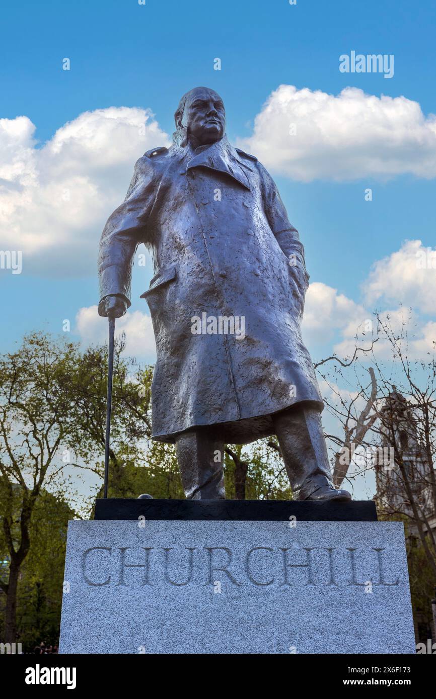 Statua dello scultore Ivor Robert-Jones di Winston Churchill, Parliament Square, Londra, lunedì 29 aprile, 2024. foto: David Rowland / One-Image.com Foto Stock