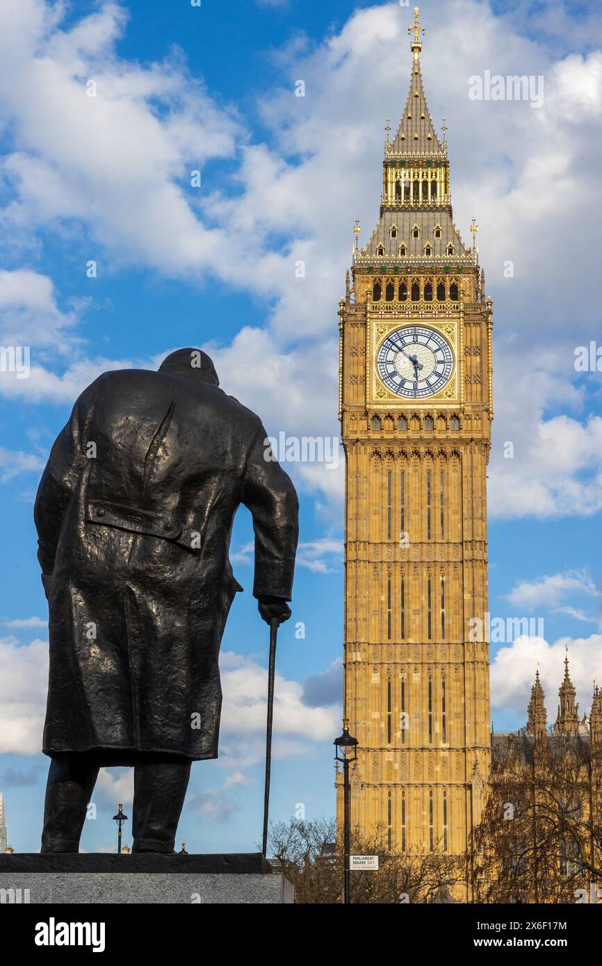 Statua dello scultore Ivor Robert-Jones di Winston Churchill, di fronte alla Elizabeth Tower, Houses of Parliament, Londra, lunedì 29 aprile, 2024. foto: da Foto Stock