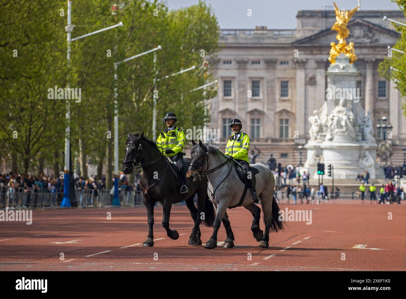 Mounted Police Officers, The Mall, Londra, mercoledì 1 maggio, 2024. foto: David Rowland / One-Image.com Foto Stock