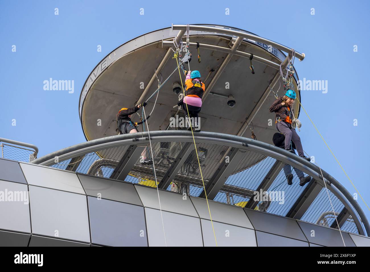 Discesa in corda doppia al Tottenham Hotspur Stadium, White Hart Lane, Londra, domenica 5 maggio, 2024. foto: David Rowland / One-Image.com Foto Stock