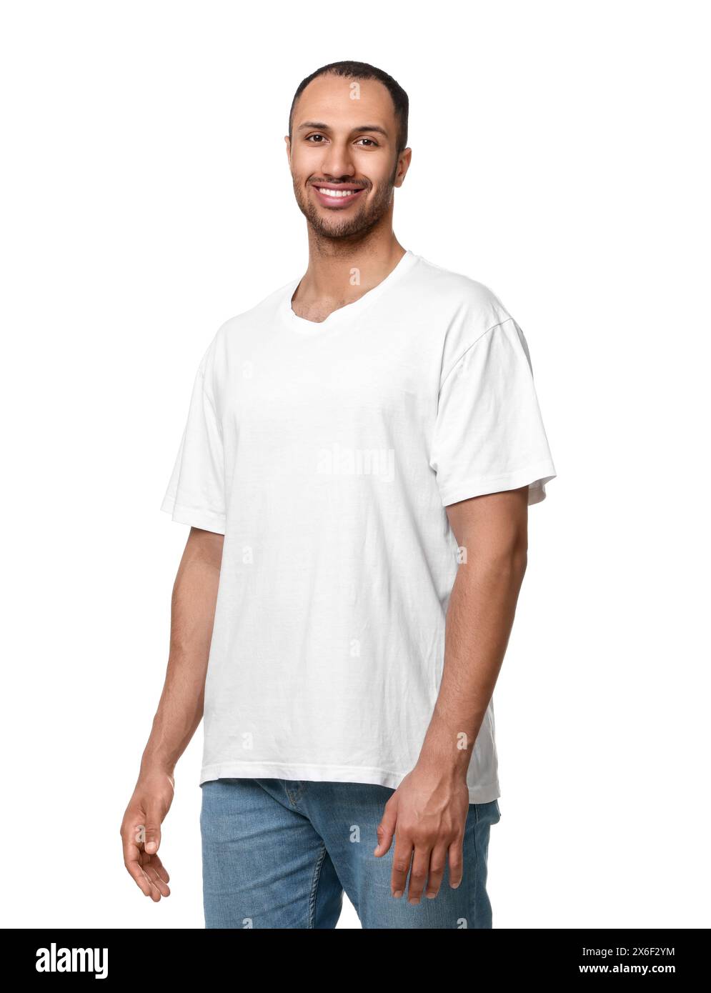 Uomo che indossa un'elegante t-shirt su sfondo bianco Foto Stock
