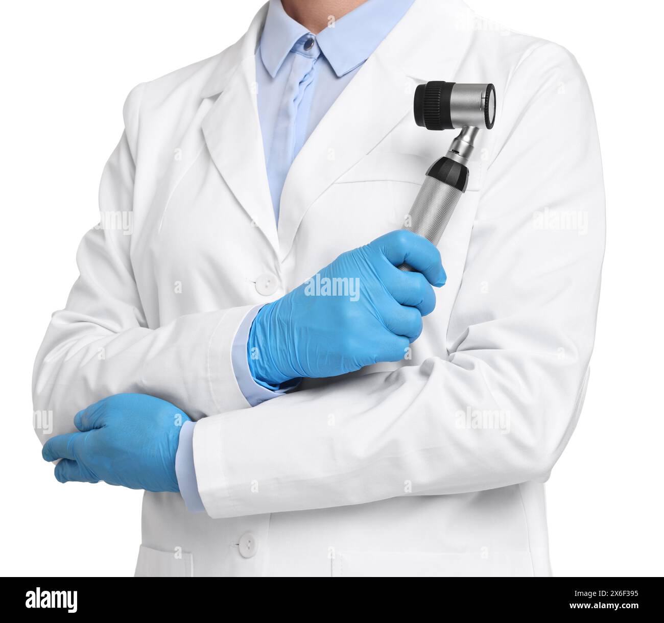 Dermatologo con dermatoscopio isolato su bianco, primo piano Foto Stock