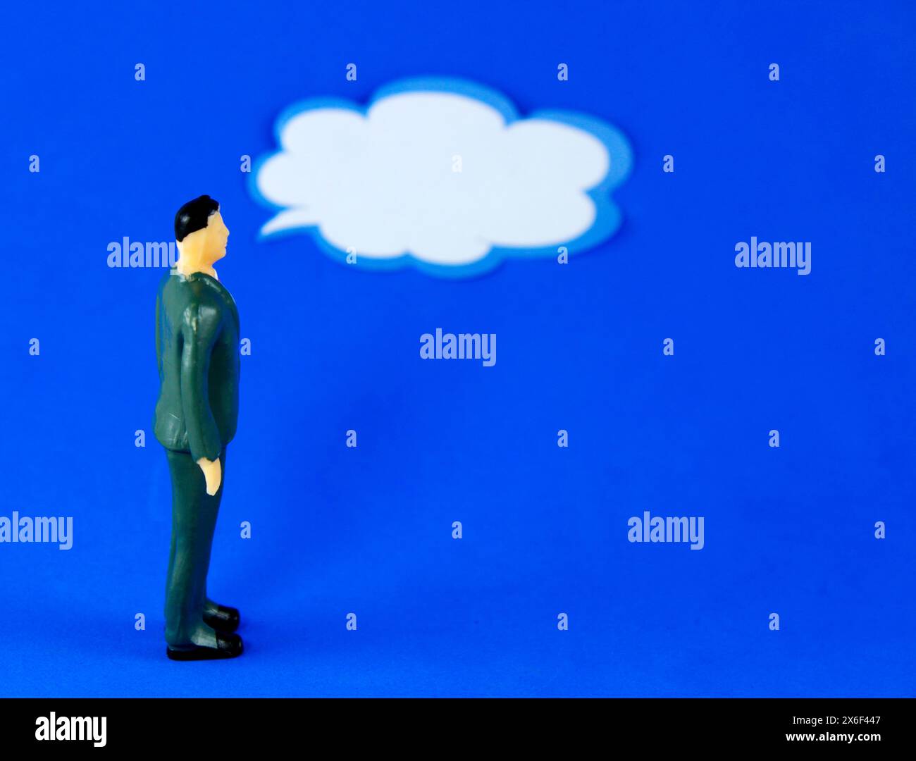 Uomo con nuvole per pubblicare un commento Foto Stock