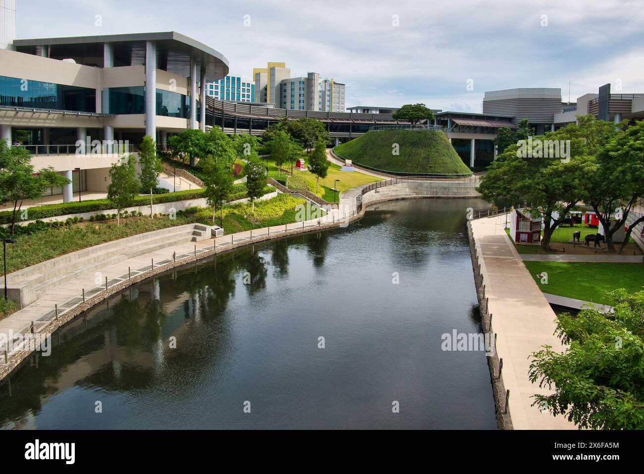 Metropolis moderna: Una tranquilla vista sul lungomare al Festival Mall Alabang Foto Stock