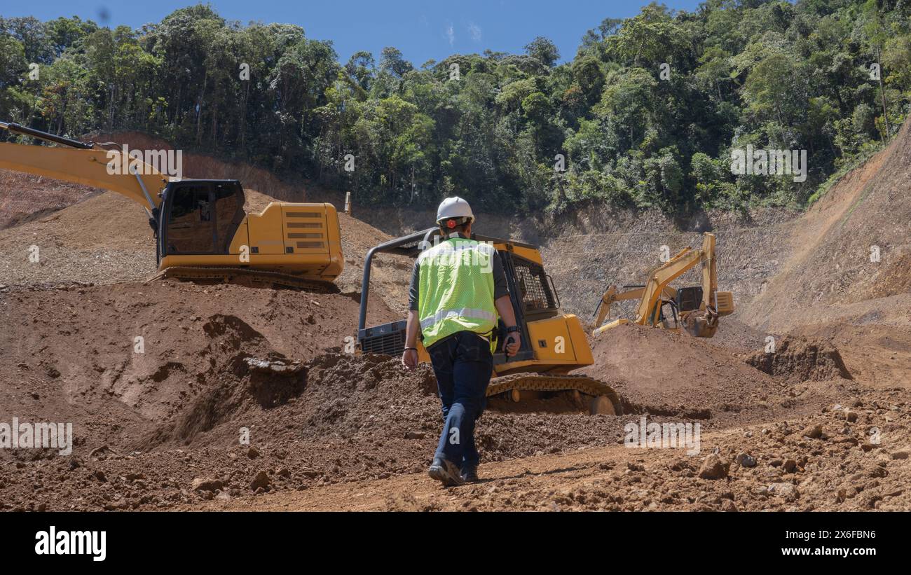 Gli ispettori osservano i progetti di costruzione di strade Foto Stock