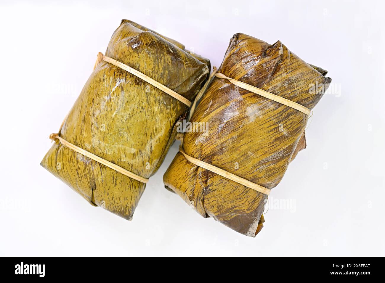 Il Khao tom mat è un popolare dolce tailandese composto da riso appiccicoso, banana matura, latte di cocco, avvolto e cotto a vapore in foglie di banana. Foto Stock