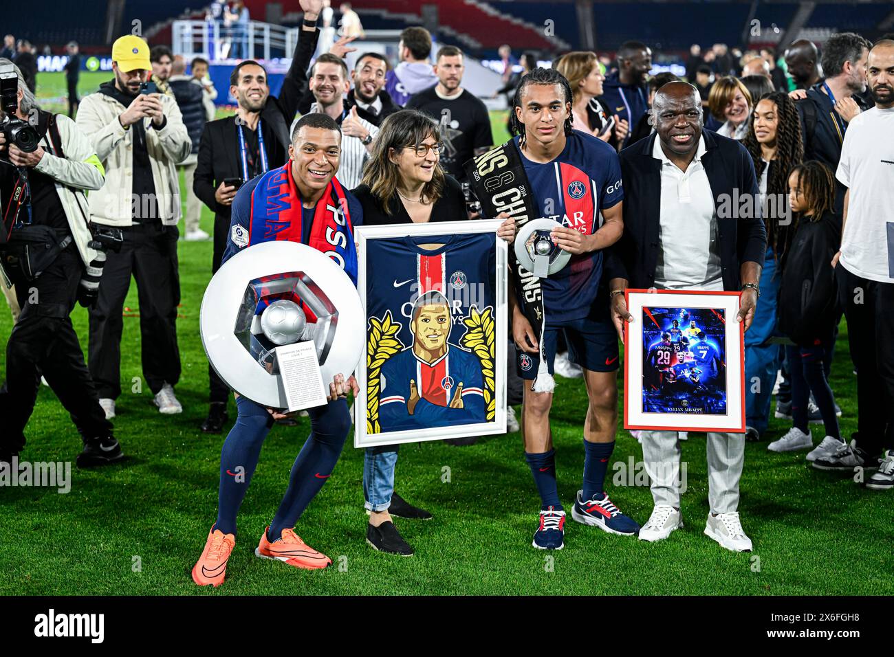 Parigi, Francia. 12 maggio 2024. Kylian Mbappe con la sua famiglia sua madre Fayza Lamari suo fratello Ethan e il padre Wilfried o Wilfrid durante la partita di calcio della Ligue 1 Paris Saint-Germain PSG vs Toulouse TFC il 12 maggio 2024 allo stadio Parc des Princes di Parigi, in Francia. Foto Victor Joly/DPPI credito: DPPI Media/Alamy Live News Foto Stock