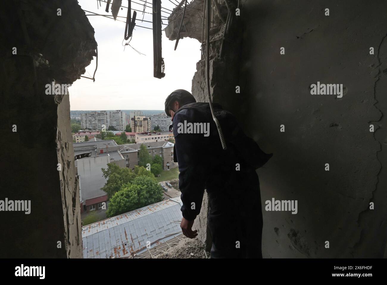 Non esclusivo: CHARKIV, UCRAINA - 14 MAGGIO 2024 - Un soccorritore è visto in un edificio residenziale a più piani danneggiato dai bombardamenti russi, Kharkiv, nord-est Foto Stock