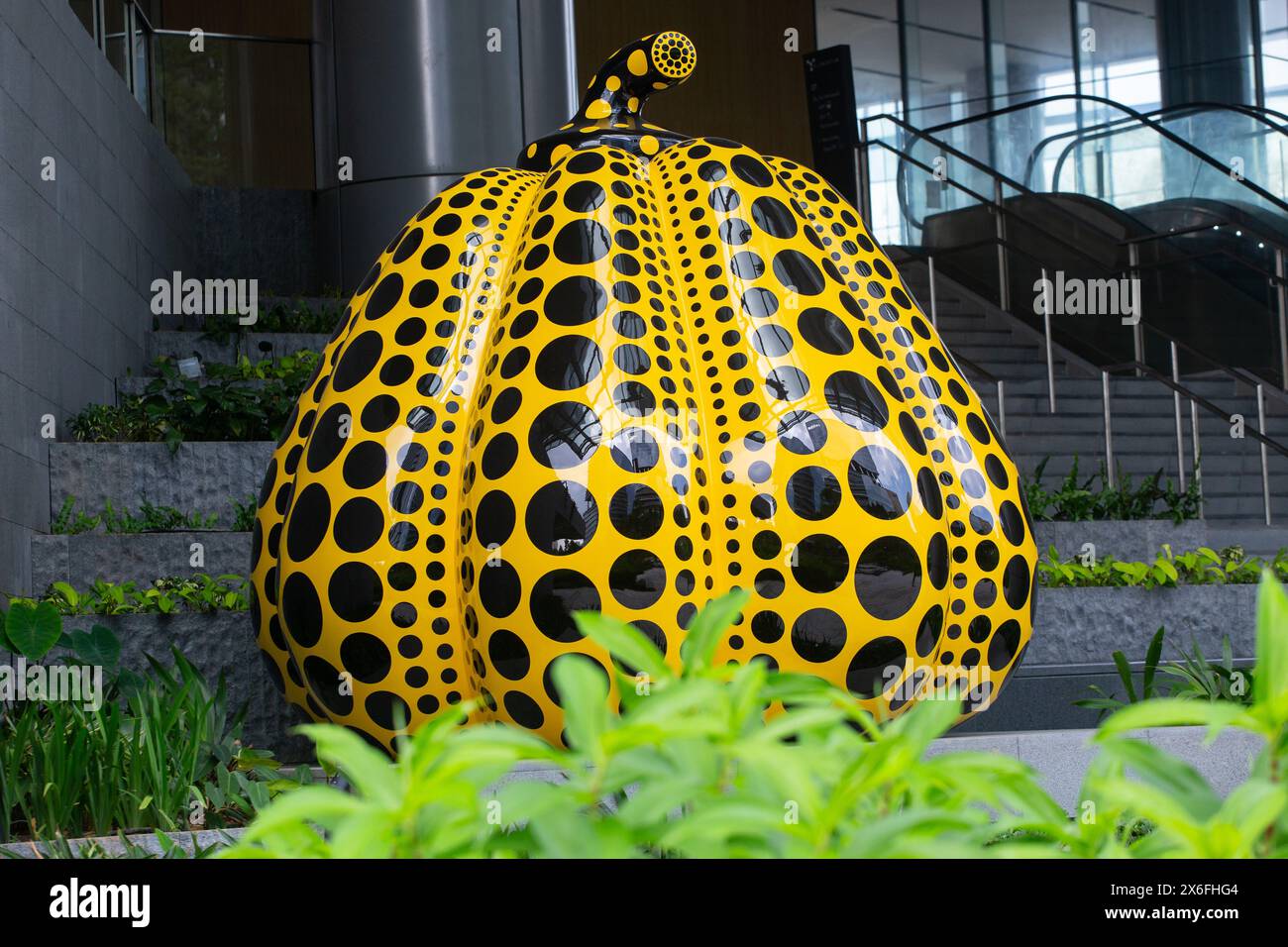 Il creatore dell'artista giapponese Yayoi Kusama, famosa mostra artistica di sculture gialle di zucca di un collezionista privato a Elementum, One-North, Singapore. Foto Stock