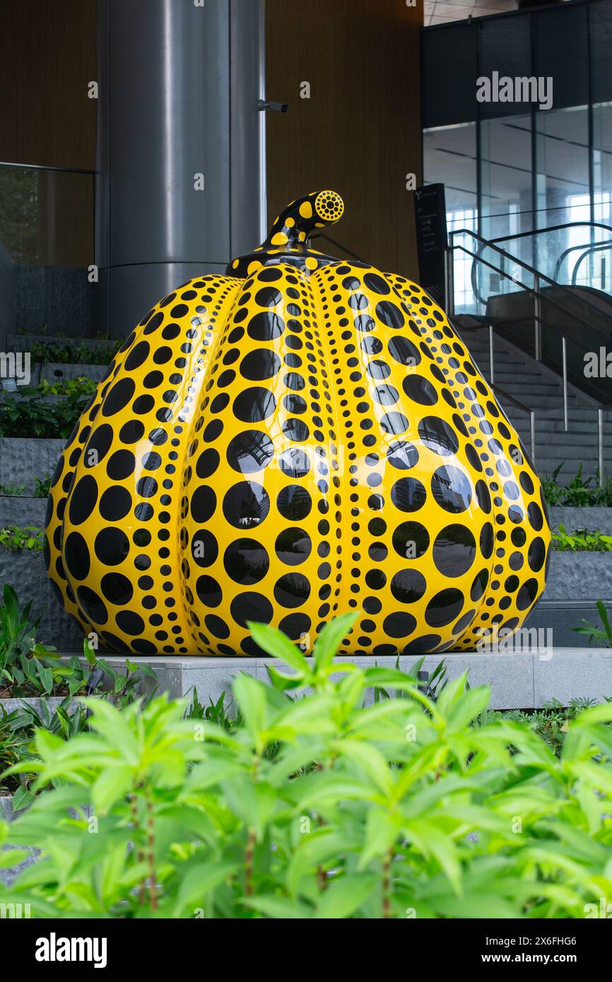 Il creatore dell'artista giapponese Yayoi Kusama, famosa mostra artistica di sculture gialle di zucca di un collezionista privato a Elementum, One-North, Singapore. Foto Stock