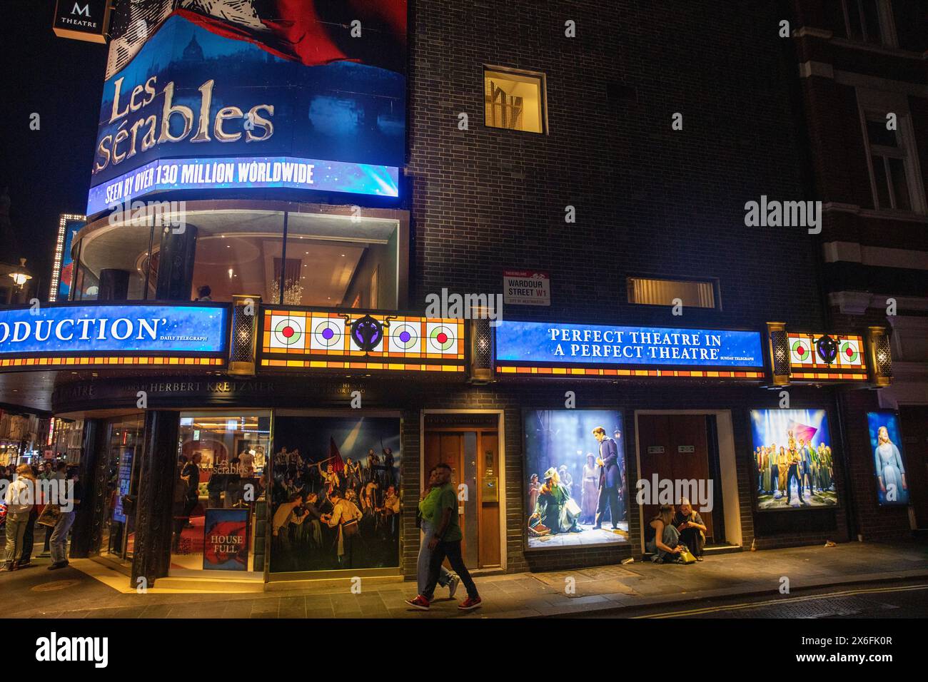 Produzione musicale Les Miserables al teatro Sondheim nel West End di Londra, sera girata con insegne al neon, Londra, Inghilterra, Regno Unito, 2023 Foto Stock