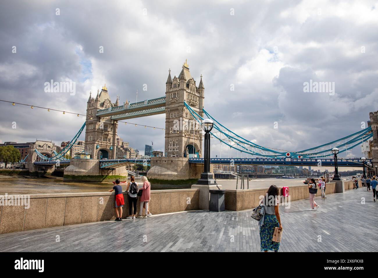 Tower Bridge, famoso punto di riferimento di Londra, visita turistica sulla riva sud di Queens Walk, che guarda la struttura del ponte di grado 1, Londra, Inghilterra, Regno Unito Foto Stock