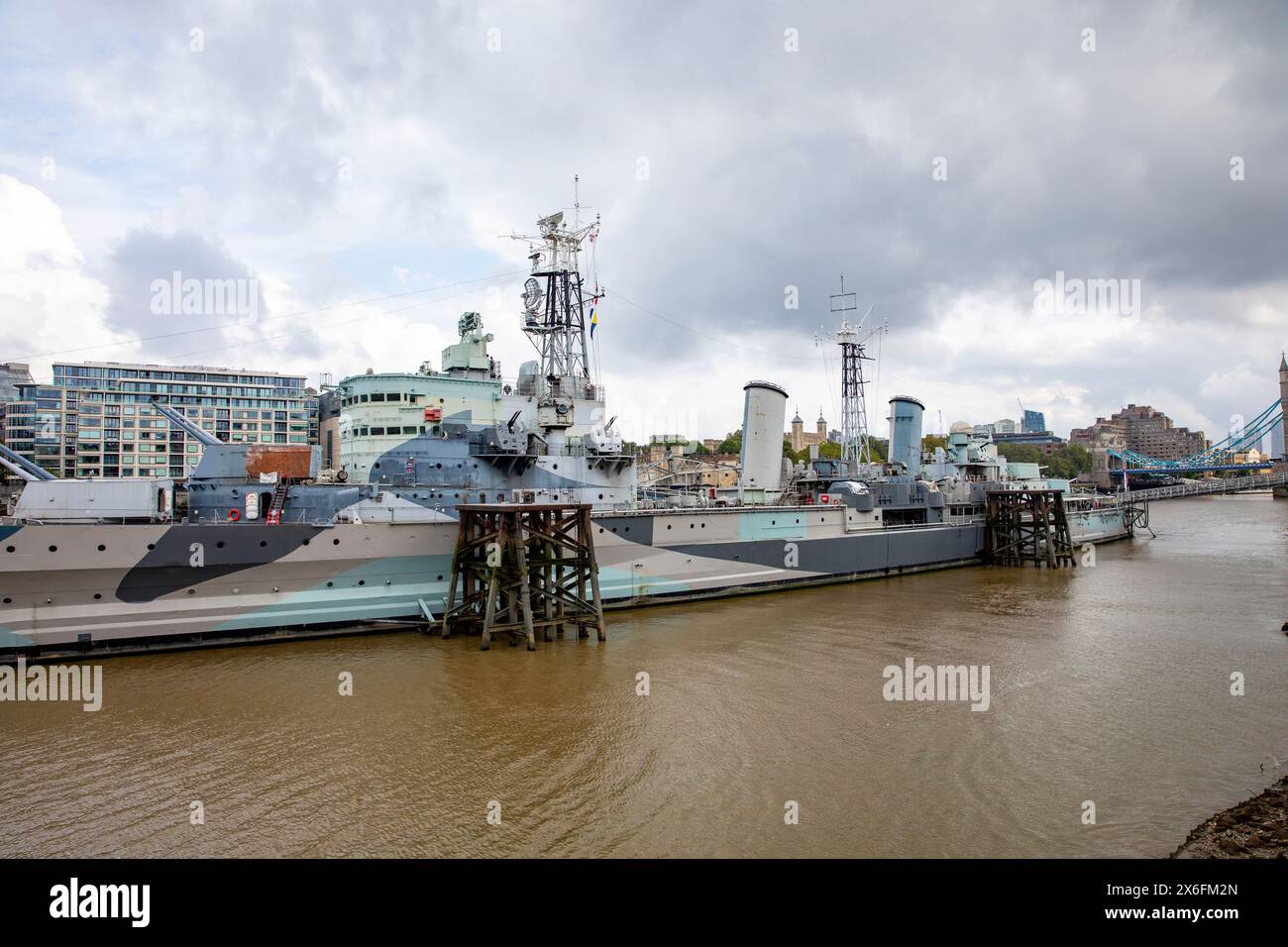 La HMS Belfast ha smantellato l'incrociatore leggero della Royal Navy ora un'attrazione turistica museale ormeggiata sul fiume Tamigi, Londra, Inghilterra, Regno Unito Foto Stock