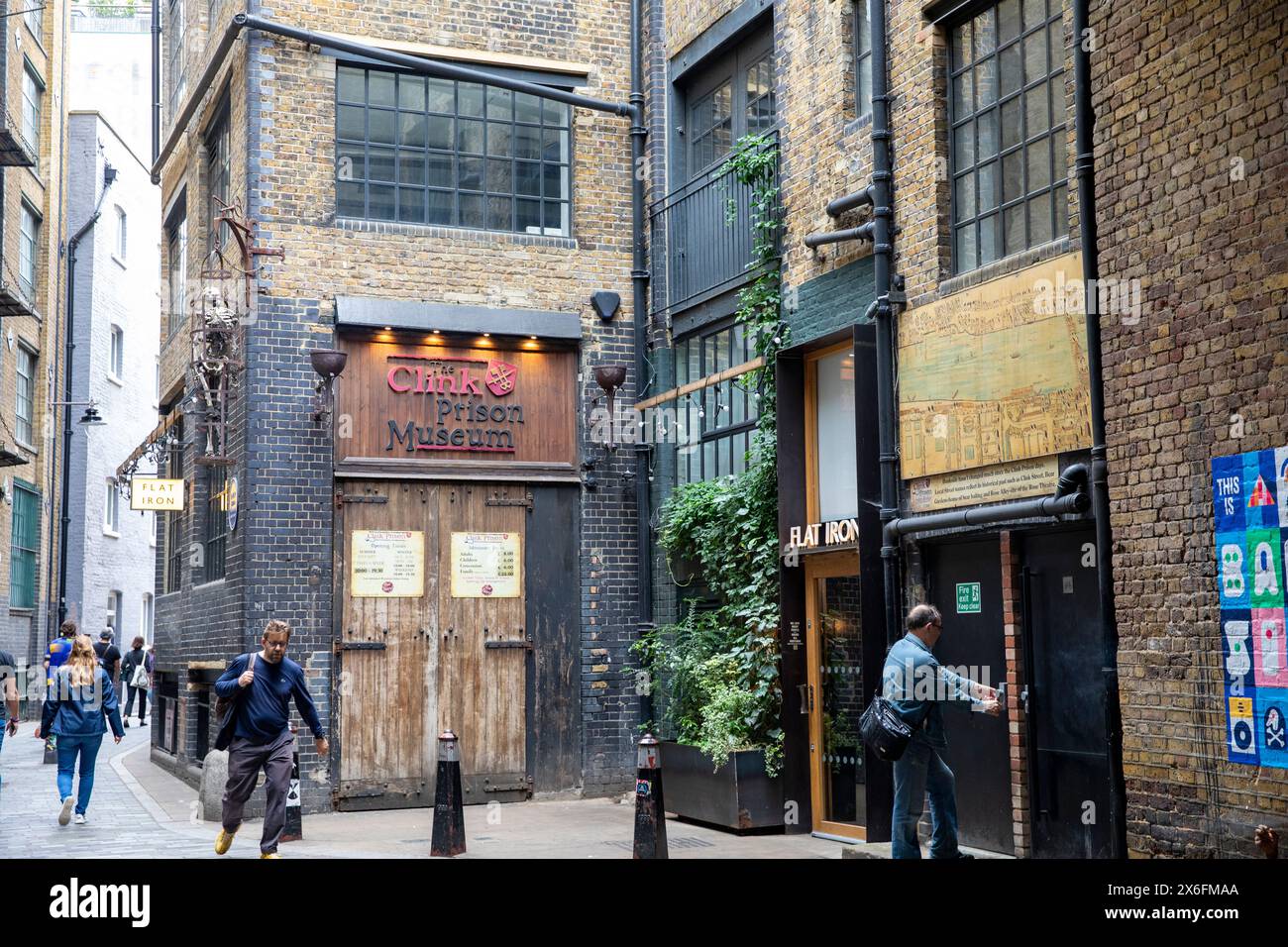 Londra, Inghilterra, il Clink era una prigione a Southwark che operò dal XII secolo fino al 1780, ora un'attrazione turistica, la targa blu commemorata Foto Stock