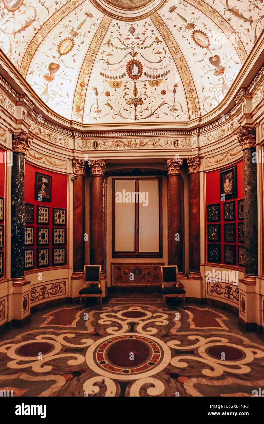 Firenze, Italia - 29 dicembre 2023: Galleria degli Uffizi, Firenze, Italia, sala 24, armadietto delle miniature Foto Stock
