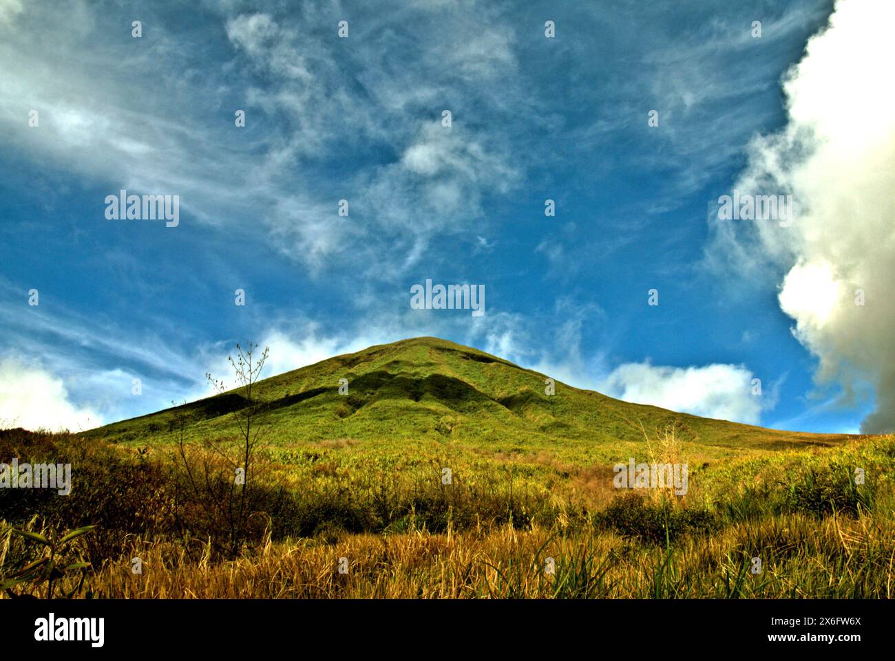 Uno scenario della cupola vulcanica del Monte Lokon, un vulcano attivo situato a Tomohon, Sulawesi settentrionale, Indonesia. Tomohon è una città con una popolazione di 100.587 abitanti secondo un dato del 2020 di Tomohon City Statistics (Badan Pusat Statistik Kota Tomohon). Foto Stock