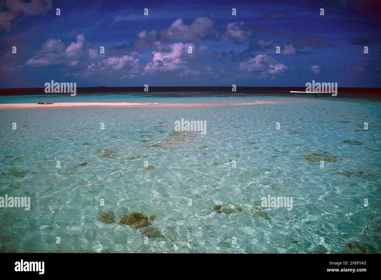 Ragazza che prende il sole sulla barra di sabbia, Vadoo Island, ripresa nel 2000, Repubblica delle Maldive Foto Stock