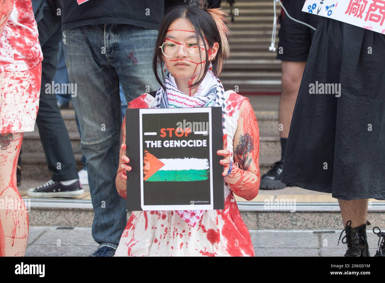 I membri del gruppo taiwanese eseguono azioni teatrali per difendere i palestinesi nella battaglia israeliana contro Hamas a Taipei il 15 maggio 2024. Foto Stock