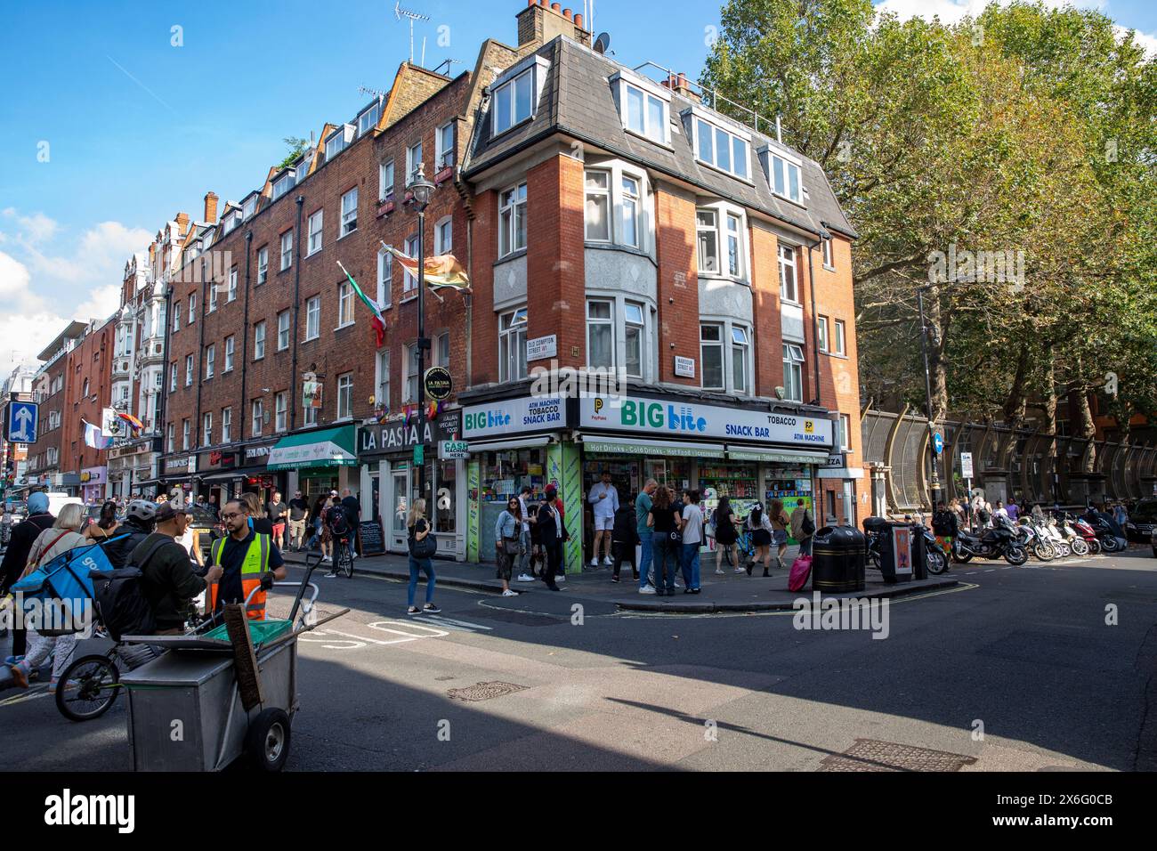 Centro di Londra durante l'ondata di caldo di settembre, angolo tra Old Compton e Wardour Street, snack bar Big Bite e persone che si mescolano, Londra, Inghilterra, Regno Unito Foto Stock