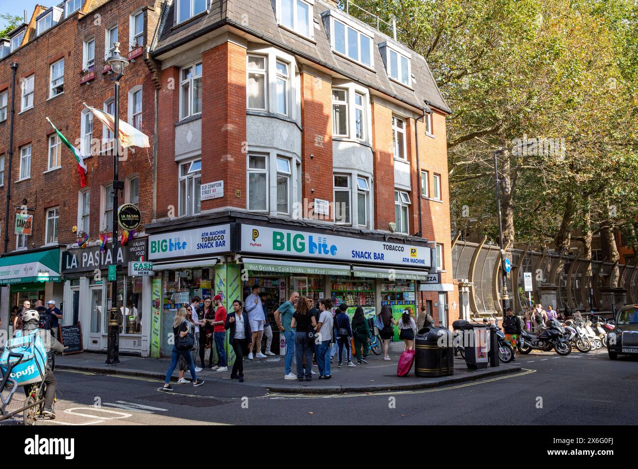 Centro di Londra durante l'ondata di caldo di settembre, angolo tra Old Compton e Wardour Street, snack bar Big Bite e persone che si mescolano, Londra, Inghilterra, Regno Unito Foto Stock