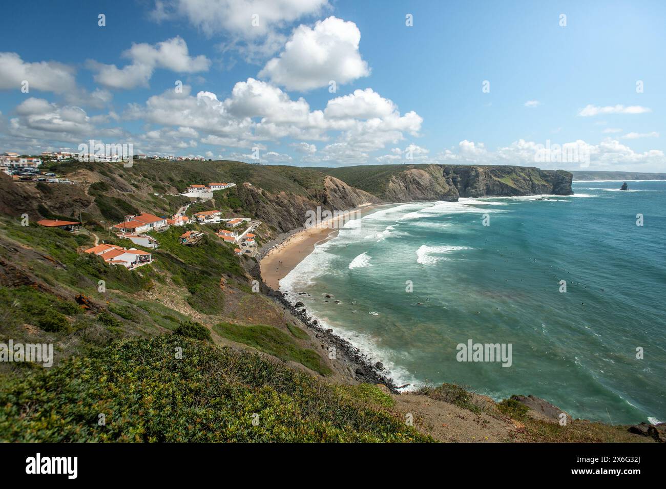 Aljezur und Alentejo, Portogallo. 27 aprile 2024. Der Praia da Arrifana ist ein beliebter Surfstrand und liegt in einer von einer hohen Steilküste umgebenen Bucht zwischen den Regionen Aljezur und Alentejo an der Küste des Atlantischen Ozeans, 27.04.2024, Portogallo. // Praia da Arrifana è una famosa spiaggia per il surf e si trova in una baia circondata da un'alta scogliera tra le regioni di Aljezur e Alentejo sulla costa dell'Oceano Atlantico, 27 aprile 2024, Portogallo. - 20240427 PD23649 credito: APA-PictureDesk/Alamy Live News Foto Stock