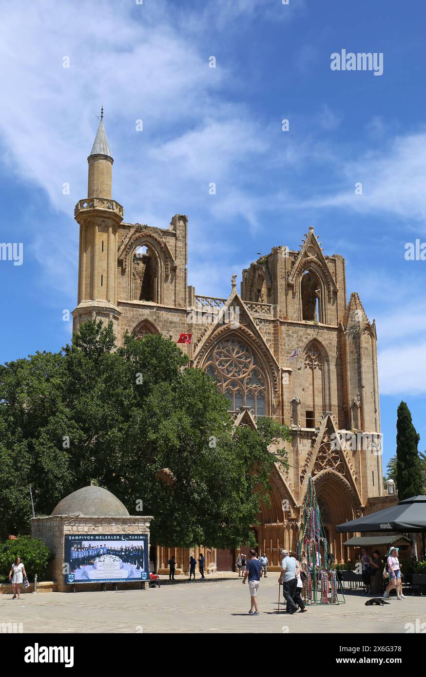 FAMAGOSTA, CIPRO DEL NORD, 8 MAGGIO 2024: Persone non identificate che camminano intorno alla Moschea di Lala Mustafa Pasha Foto Stock