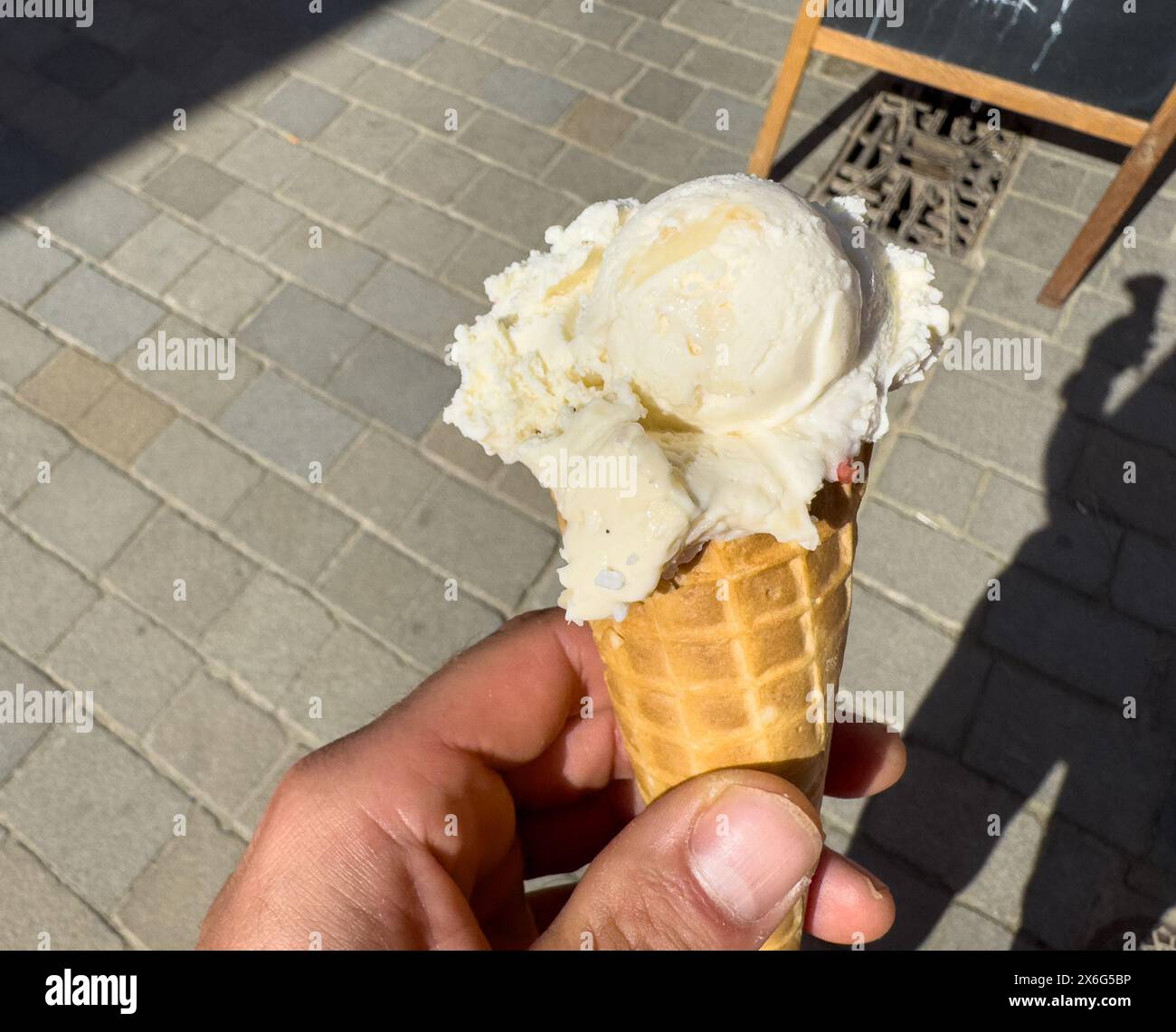 cono gelato su una mano Foto Stock