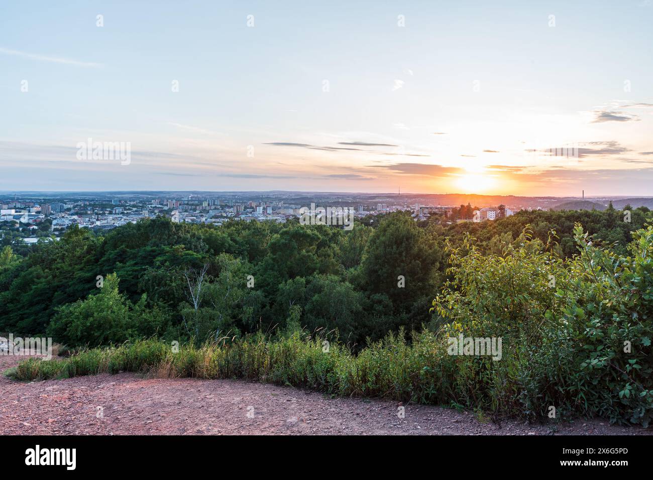 Tramonto estivo dalla collina Halda Ema sopra Ostrava, nella repubblica Ceca Foto Stock