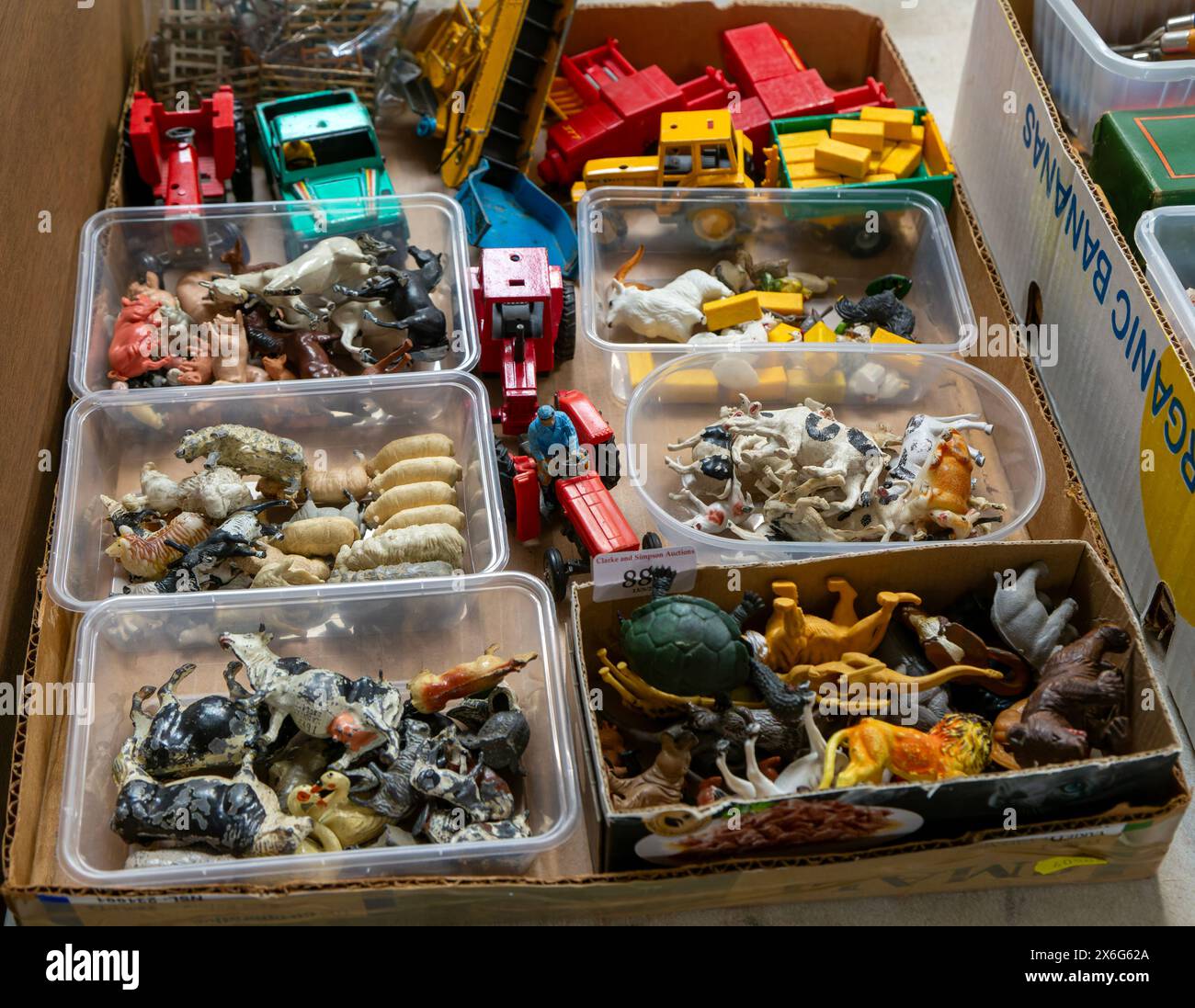 Modellini di trattori in plastica e altri animali esposti all'asta, Regno Unito Foto Stock