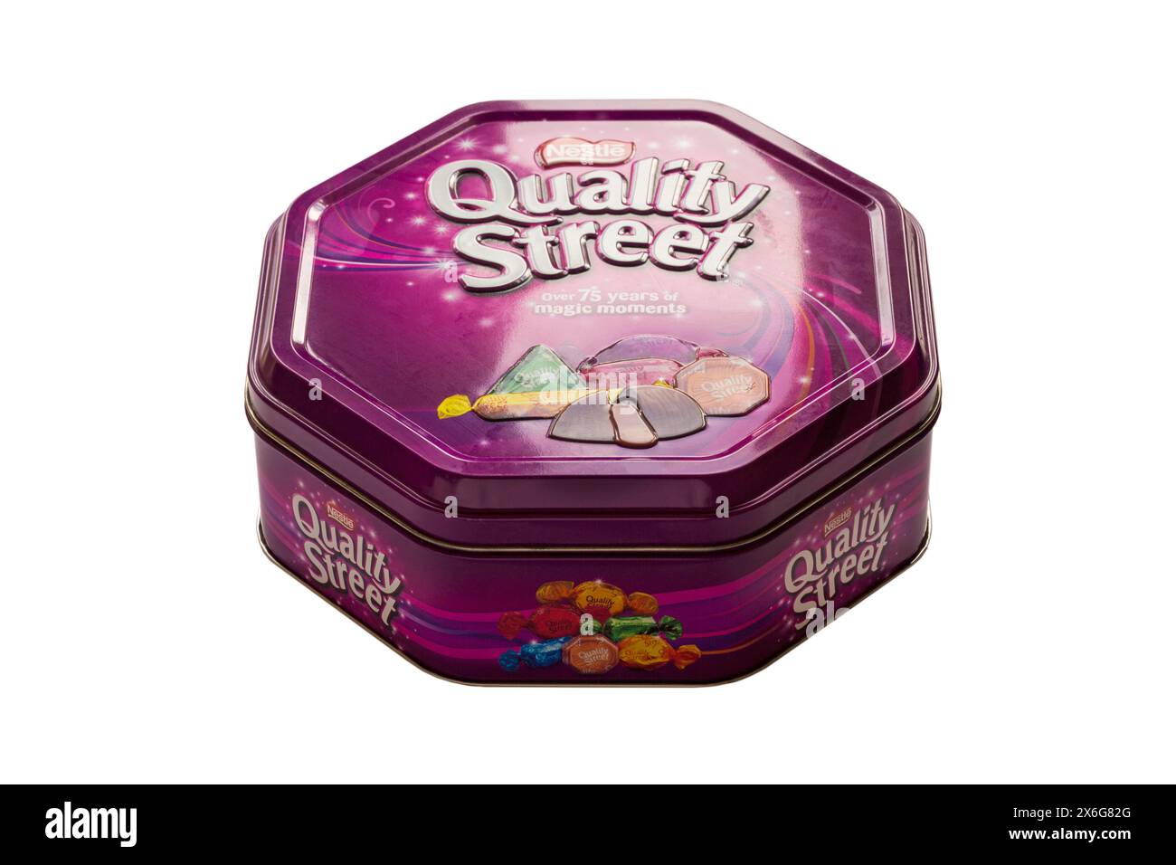 Tin of Nestle Quality Street cioccolatini dolci stagno metallico isolato su sfondo bianco - oltre 75 anni di momenti magici Foto Stock