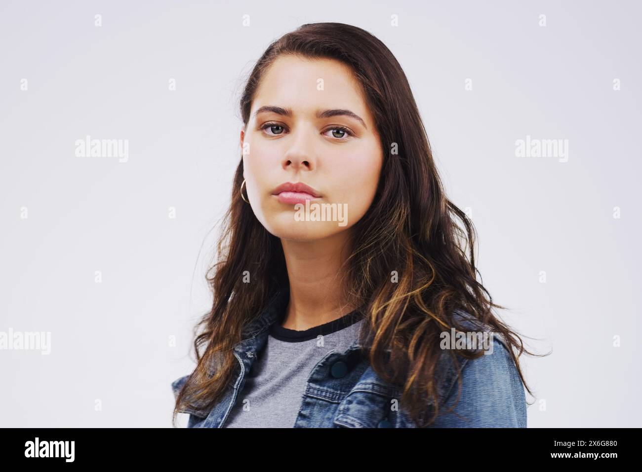 Ragazza, pensiero e ritratto in studio per la salute mentale, ansioso e stress o depressione e ansia. Giovane studente o studioso e mente preoccupante o. Foto Stock