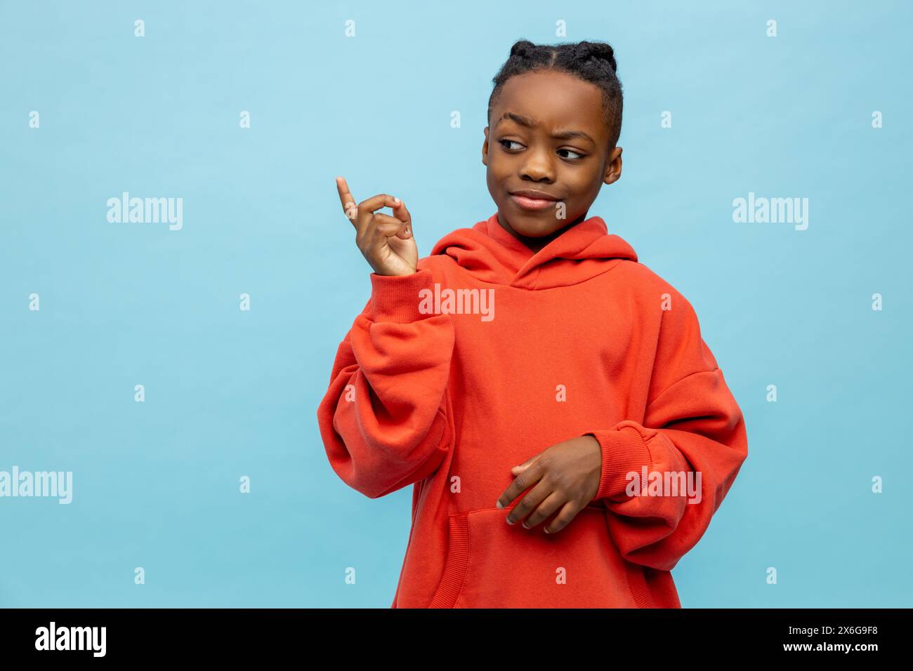 Carino ragazzo afroamericano con cappuccio arancione Foto Stock