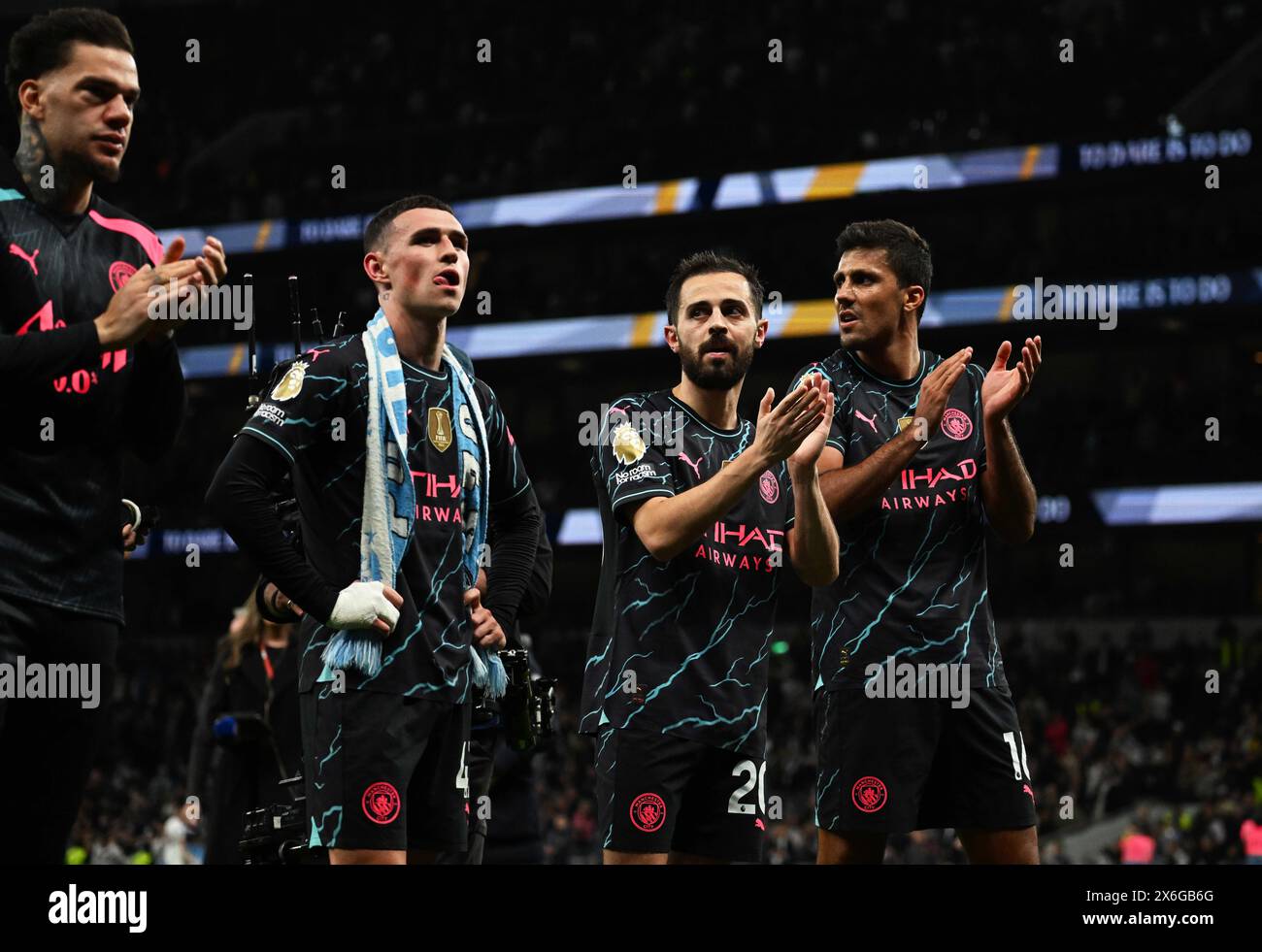 Londra, Regno Unito. 14 maggio 2024. I giocatori del Manchester City Phil Foden (2L), Bernardo Silva (20) e Rodri (r) applaudiscono i tifosi dopo la partita. Partita di Premier League, Tottenham Hotspur contro Manchester City allo stadio Tottenham Hotspur di Londra martedì 14 maggio 2024. Questa immagine può essere utilizzata solo per scopi editoriali. Foto per uso editoriale di Sandra Mailer/Andrew Orchard fotografia sportiva/Alamy Live news Credit: Andrew Orchard fotografia sportiva/Alamy Live News Foto Stock