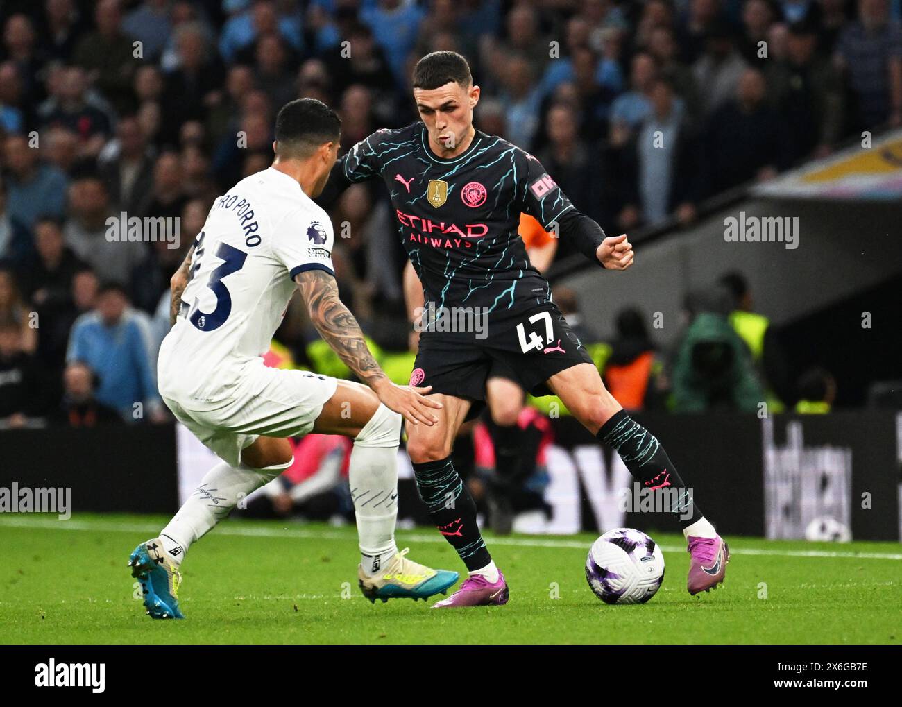 Londra, Regno Unito. 14 maggio 2024. Phil Foden di Manchester City e Pedro Porro di Tottenham Hotspur (l) in azione. Partita di Premier League, Tottenham Hotspur contro Manchester City allo stadio Tottenham Hotspur di Londra martedì 14 maggio 2024. Questa immagine può essere utilizzata solo per scopi editoriali. Foto per uso editoriale di Sandra Mailer/Andrew Orchard fotografia sportiva/Alamy Live news Credit: Andrew Orchard fotografia sportiva/Alamy Live News Foto Stock