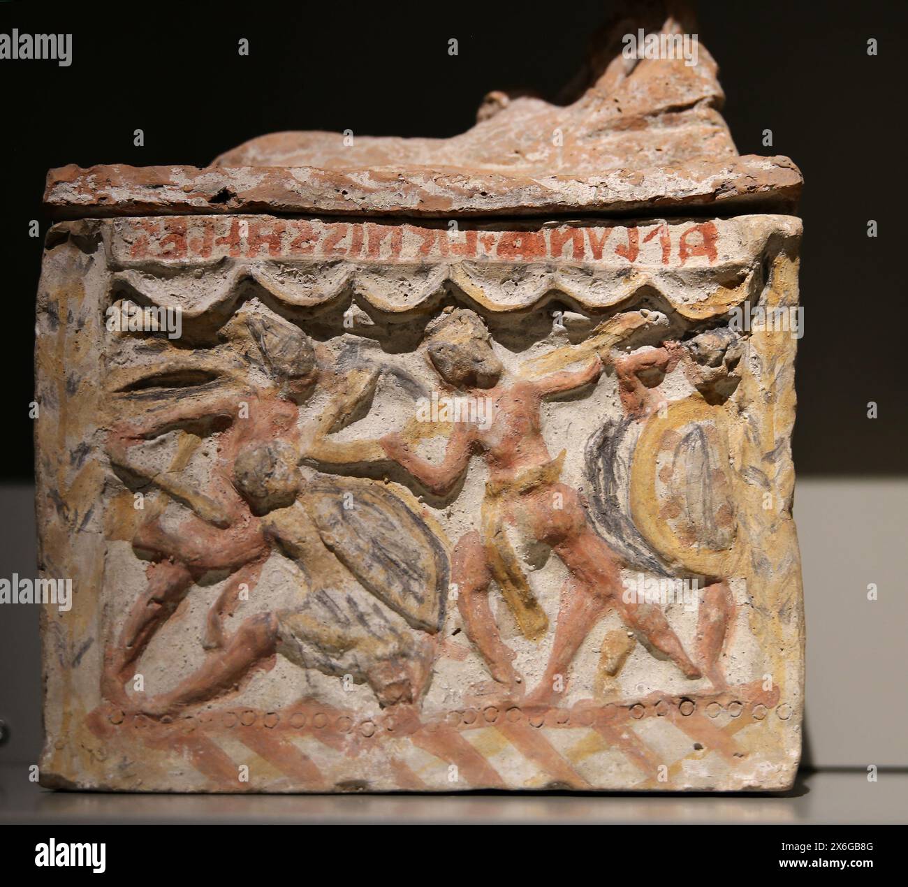 Urna funeraria etrusca. Sfiato del pannello anteriore. "Hero Fighint with a Plow". Terracotta policroma. II secolo a.C. Da chiusa, Italia. Musei reali. Archael Foto Stock