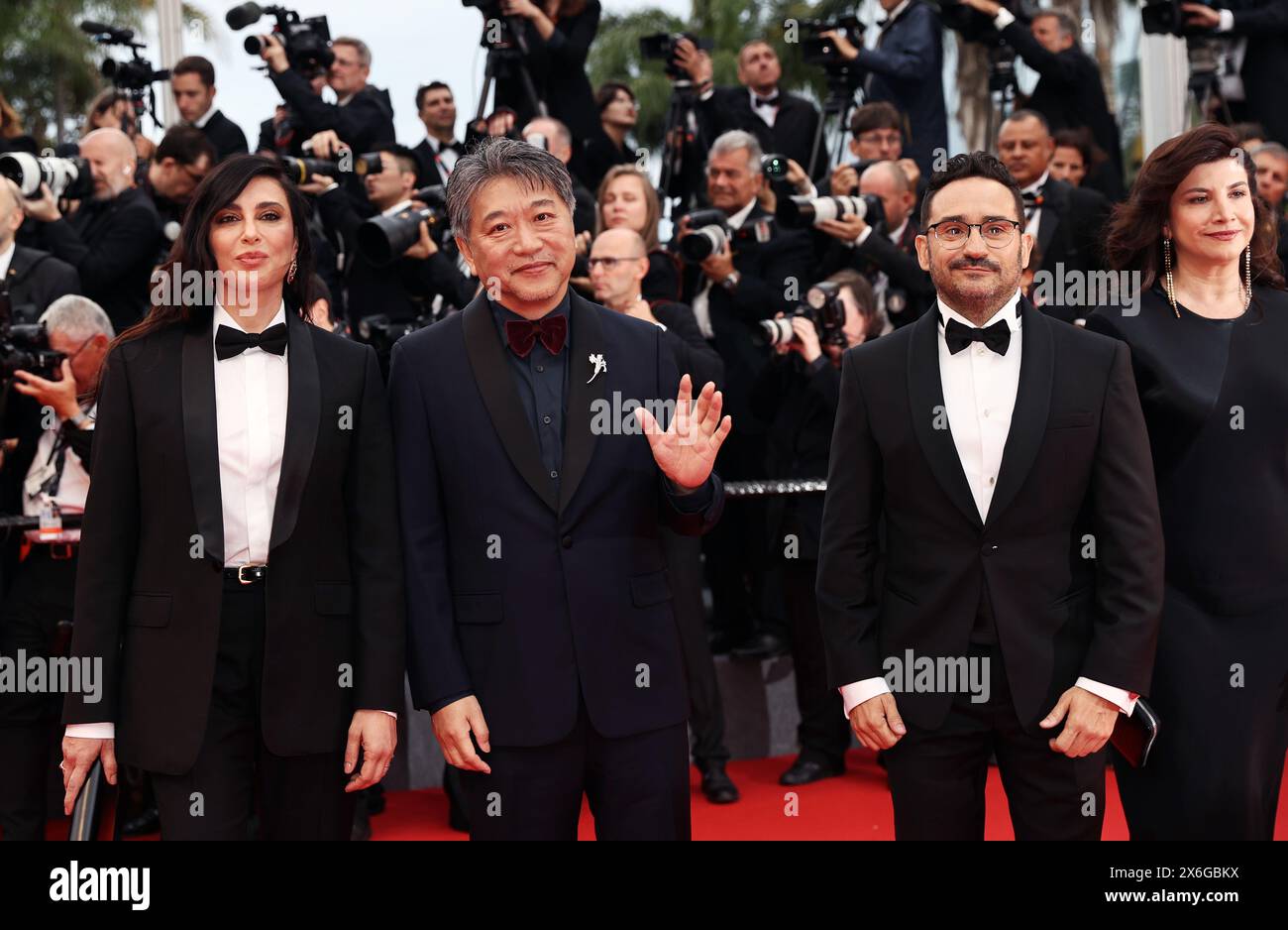 CANNES, 15 maggio 2024 (Xinhua) -- il regista giapponese Kore-eda Hirokazu (2° L), anche lui membro della giuria della 77a edizione del Festival di Cannes, arriva sul tappeto rosso della cerimonia di apertura durante il festival di Cannes, nel sud della Francia, il 14 maggio 2024. La 77esima edizione del Festival di Cannes è stata inaugurata martedì in Costa Azzurra, con una selezione di 22 film in lizza per l'ambita Palme d'Or. Il concorso cinematografico di quest'anno include antipasti come "Types of Kindness" del regista greco Yorgos Lanthimos e l'epico dramma di fantascienza "Megapolis" di Double Palme d Foto Stock