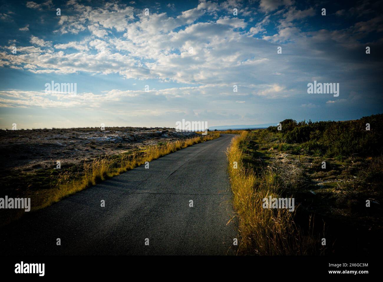 Strada vuota nella campagna Foto Stock