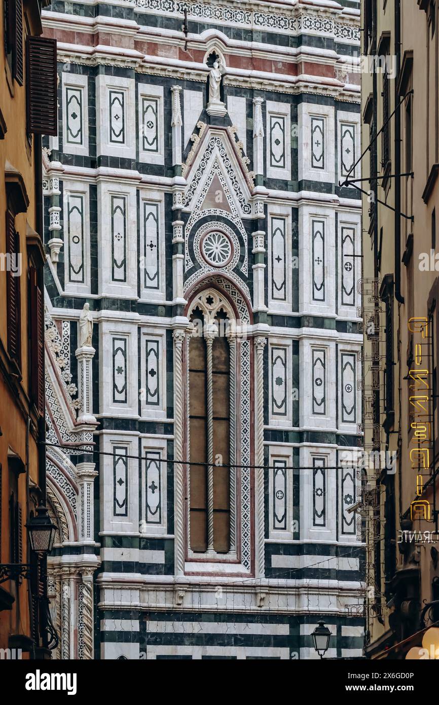 Firenze, Italia - 31 dicembre 2023: Veduta della Cattedrale di Santa Maria dei Fiori da una piccola strada adiacente nel centro di Firenze Foto Stock