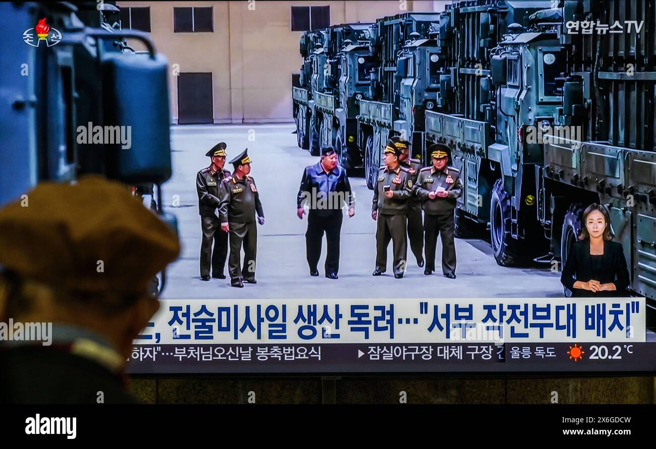 Una trasmissione televisiva di Yonhapnews 24 ore su 24 alla stazione ferroviaria di Yongsan a Seul mostra il leader nordcoreano Kim Jong che ispeziona un nuovo sistema di armi missilistiche tattiche, da equipaggiare di recente dalle unità missilistiche combinate dell'esercito popolare coreano, in un luogo sconosciuto. Il leader nordcoreano Kim Jong-un ha ispezionato un nuovo sistema di armi missilistiche tattiche e ha chiesto un "cambiamento epocale" nei preparativi di guerra mediante il conseguimento di piani di produzione di armi, il 15 maggio i media di stato hanno dichiarato che il leader nordcoreano Kim Jong-un supervisionava il "sistema di armi missilistiche tattiche da equipaggiare di recente con le unità missilistiche combinate del Kore Foto Stock