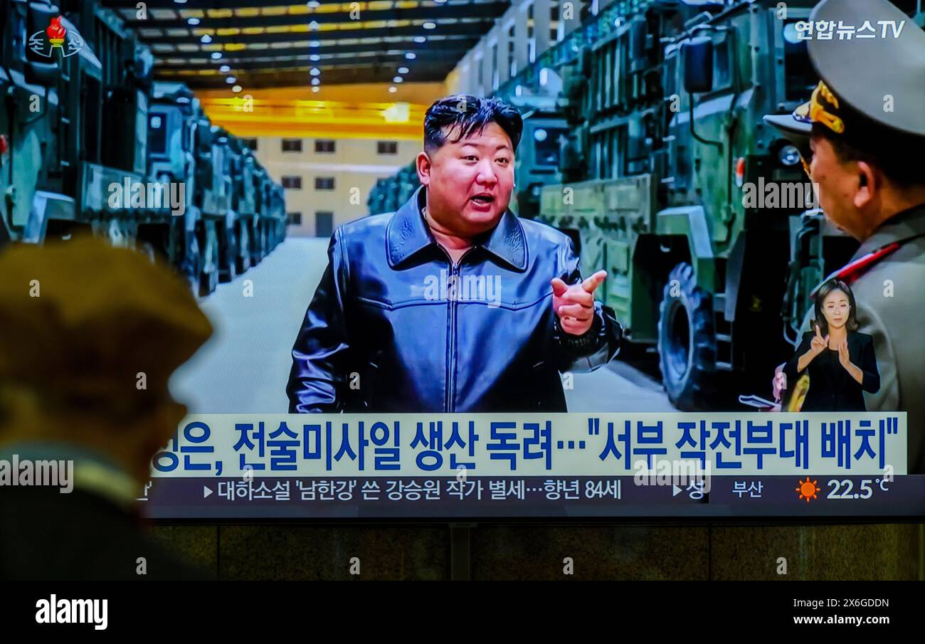 Una trasmissione televisiva di Yonhapnews 24 ore su 24 alla stazione ferroviaria di Yongsan a Seul mostra il leader nordcoreano Kim Jong che ispeziona un nuovo sistema di armi missilistiche tattiche, da equipaggiare di recente dalle unità missilistiche combinate dell'esercito popolare coreano, in un luogo sconosciuto. Il leader nordcoreano Kim Jong-un ha ispezionato un nuovo sistema di armi missilistiche tattiche e ha chiesto un "cambiamento epocale" nei preparativi di guerra mediante il conseguimento di piani di produzione di armi, il 15 maggio i media di stato hanno dichiarato che il leader nordcoreano Kim Jong-un supervisionava il "sistema di armi missilistiche tattiche da equipaggiare di recente con le unità missilistiche combinate del Kore Foto Stock