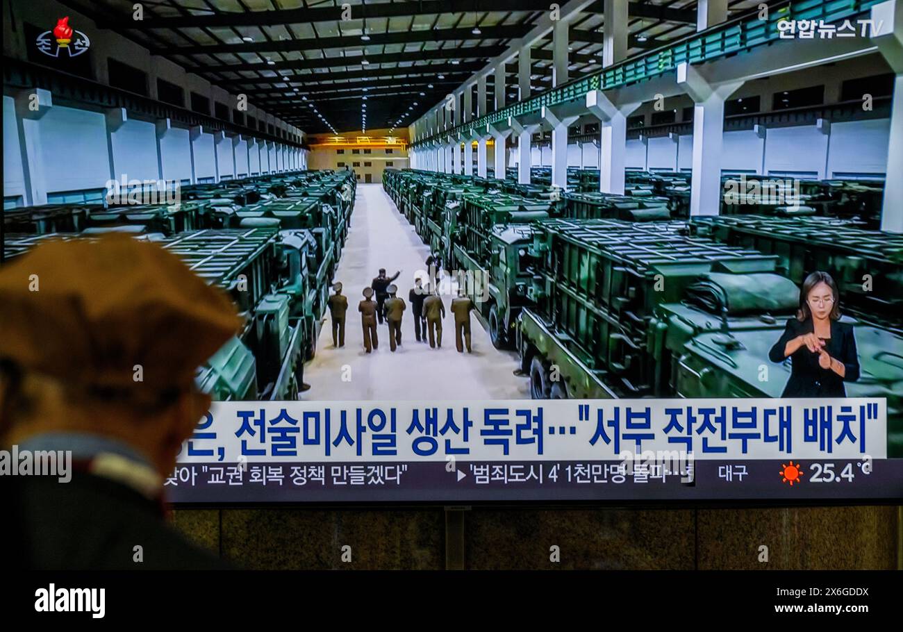 Una trasmissione televisiva di Yonhapnews 24 ore su 24 alla stazione ferroviaria di Yongsan a Seul mostra il leader nordcoreano Kim Jong che ispeziona un nuovo sistema di armi missilistiche tattiche, da equipaggiare di recente dalle unità missilistiche combinate dell'esercito popolare coreano, in un luogo sconosciuto. Il leader nordcoreano Kim Jong-un ha ispezionato un nuovo sistema di armi missilistiche tattiche e ha chiesto un "cambiamento epocale" nei preparativi di guerra mediante il conseguimento di piani di produzione di armi, il 15 maggio i media di stato hanno dichiarato che il leader nordcoreano Kim Jong-un supervisionava il "sistema di armi missilistiche tattiche da equipaggiare di recente con le unità missilistiche combinate del Kore Foto Stock