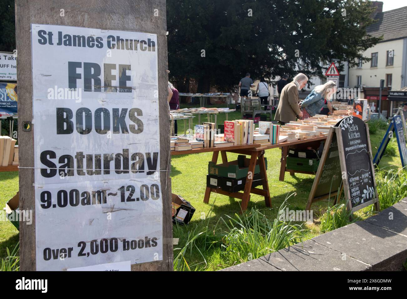 Libri indesiderati gratuiti, un negozio gratuito, un evento "Give and take" alla chiesa di St James, Dursley. Gloucestershire, Inghilterra 2024 2020s HOMER SYKES Foto Stock